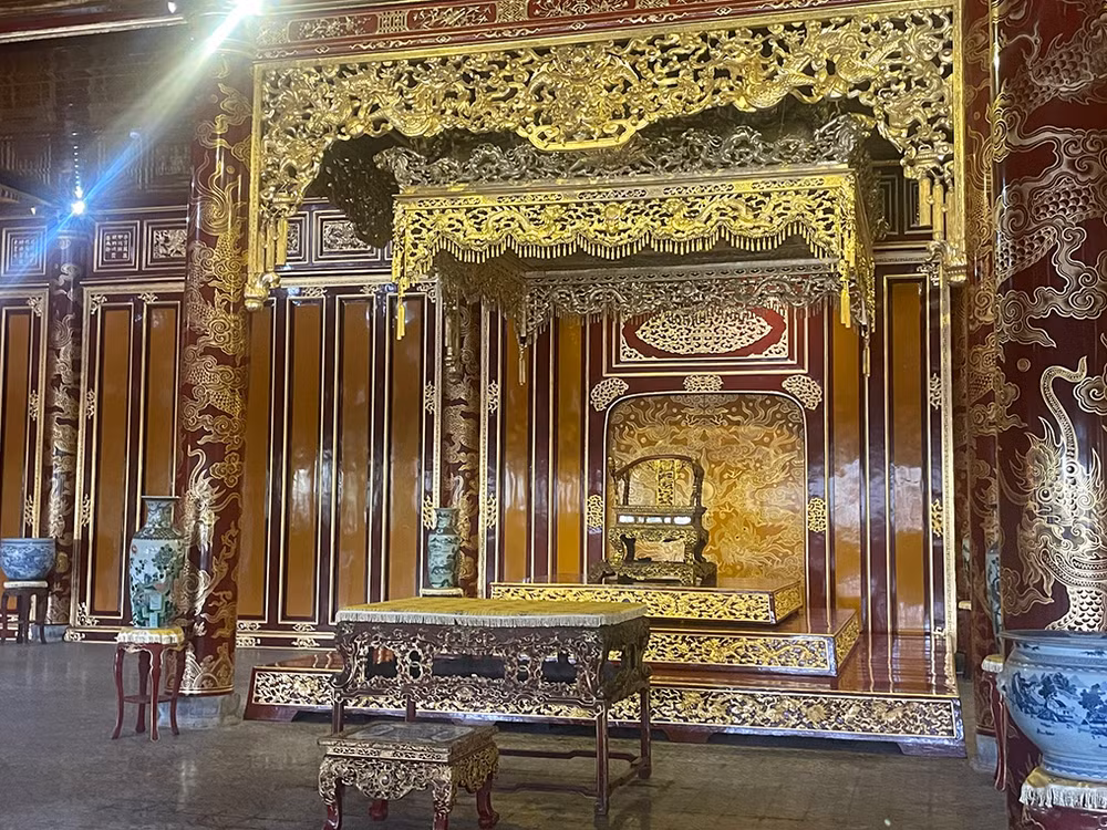 Ngai vàng triều Nguyễn trong điện Thái Hòa.