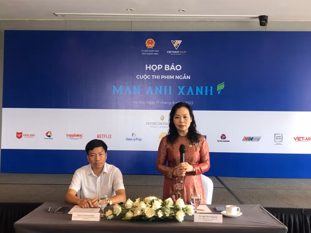 Tiến sĩ Ngô Phương Lan và Phó Giám đốc Sở Thông tin và Truyền thông tỉnh Quảng Ninh Lê Quang Ngọc giới thiệu về lễ trao giải.