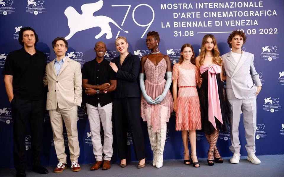 Đoàn làm phim "White Noise" ra mắt khán giả trong đêm khai mạc Liên hoan phim. (Ảnh: Reuters)