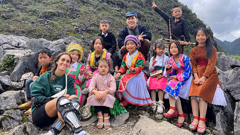 Nam ca sĩ và các diễn viên quần chúng trong MV. (Ảnh: Ca sĩ cung cấp)