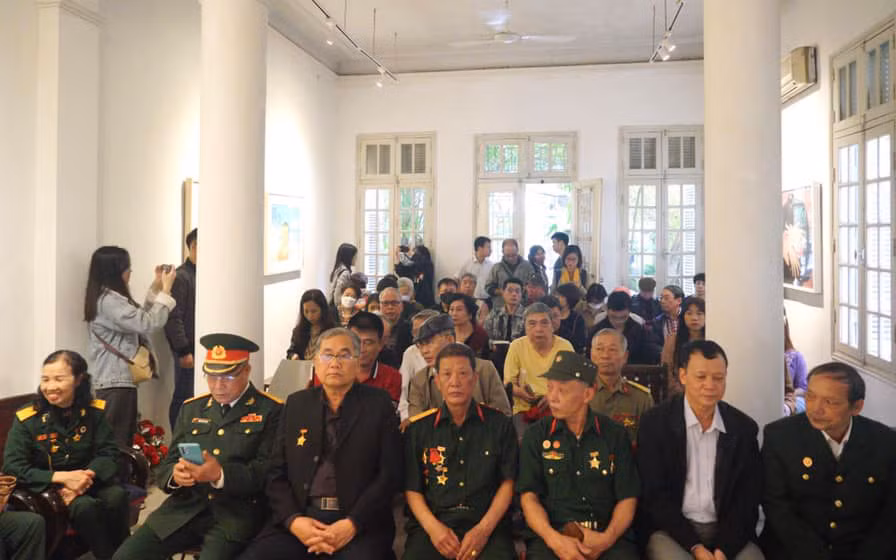 Buổi ra mắt sách thu hút đông đảo các cựu chiến binh, đồng đội của tác giả tham dự.