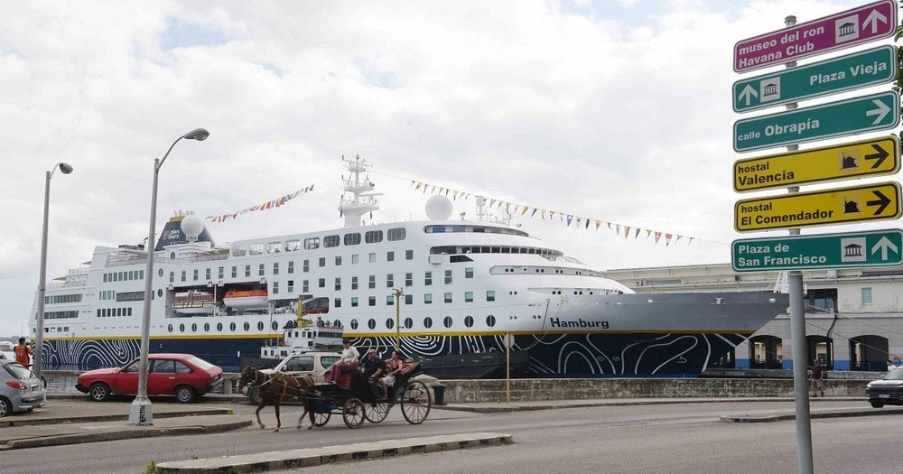 Du thuyền Hamburg tại cảng La Habana, Cuba.( Ảnh: TTXVN)