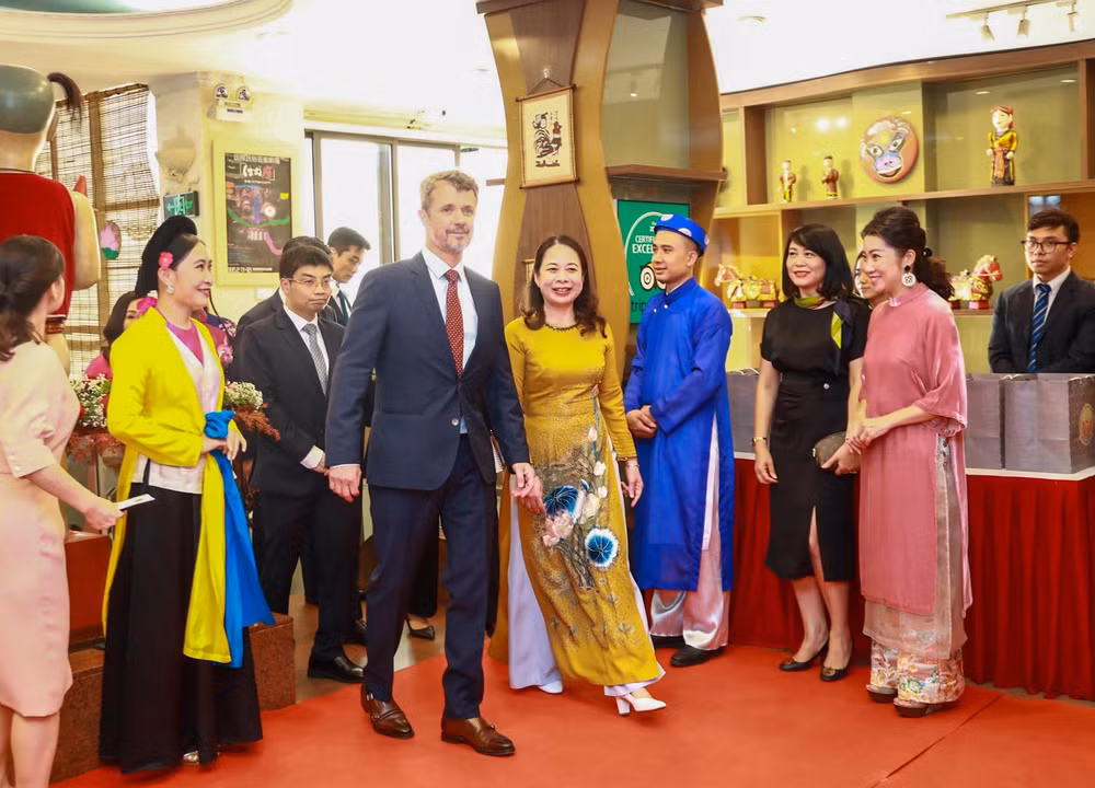 Tiếp đó, Phó Chủ tịch nước Võ Thị Ánh Xuân đón tiếp Thái tử kế vị Đan Mạch tại Nhà hát múa rối Thăng Long.