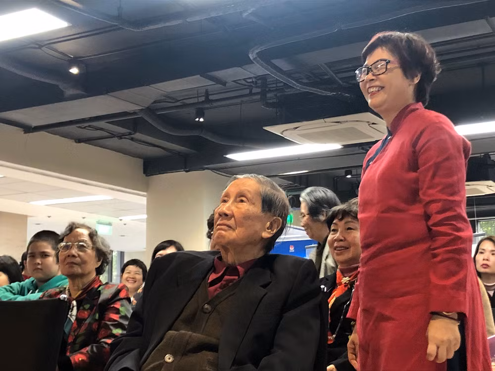 Nhà báo Phạm Hồng Tuyến bên cha mình, nhạc sĩ Phạm Tuyên.