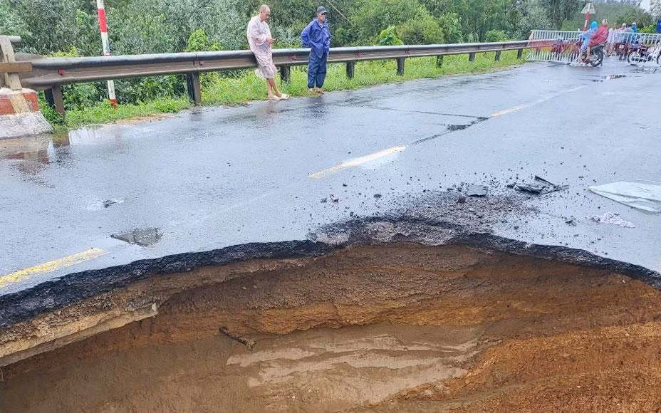 QL 14B đoạn qua Suối mơ, xã Đại Đồng (huyện Đại Lộc) bị sạt lở mặt đường.