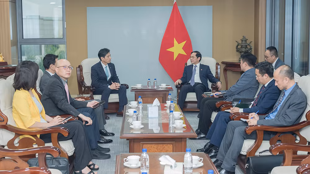 Bộ trưởng Bùi Thanh Sơn tiếp Chủ tịch Hội giao lưu kinh tế, văn hóa Hàn Quốc - Việt Nam (KOVECA) Kwon Sung Taek.