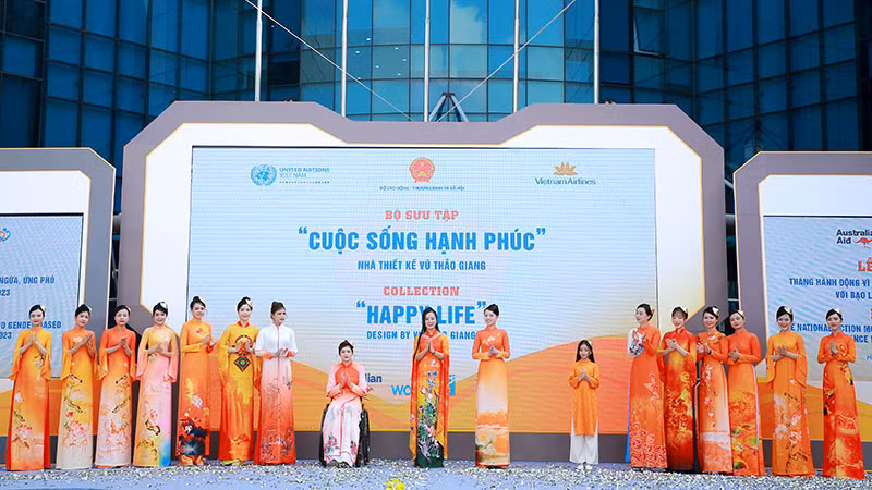 Vũ Thảo Giang bên các người mẫu đặc biệt trình diễn bộ sưu tập “Happy Life - Cuộc sống Hạnh Phúc”. (Ảnh: Nhà thiết kế cung cấp)