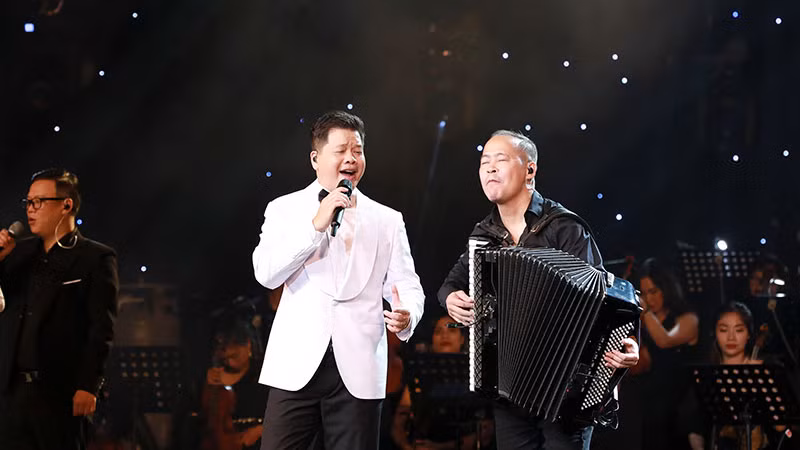 NSƯT Đăng Dương cùng tiếng đàn accordeon của nghệ sĩ Đào Kiên.