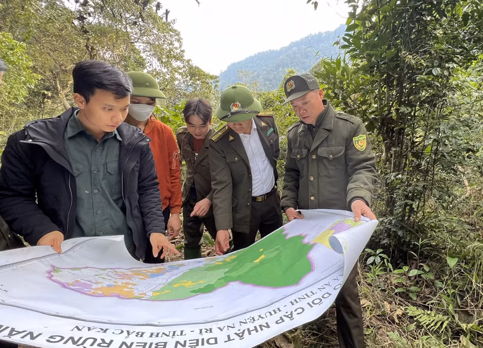 Kiểm tra bản đồ để định hướng đi chính xác. Với diện tích lớn, toàn bộ núi đá cao, rừng rậm nếu không có kinh nghiệm sẽ rất dễ bị lạc. Trong năm qua từng có một số người bị lạc trong khu bảo tồn phải tìm kiếm rất vất vả.