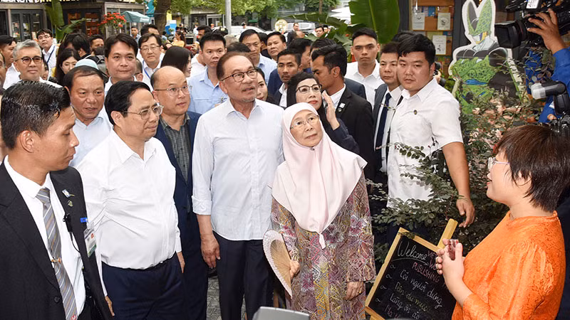 Thủ tướng Phạm Minh Chính và Phu nhân cùng Thủ tướng Malaysia Anwar Ibrahim và Phu nhân thăm Phố sách tại Hà Nội. Phố sách không gian yên bình, mát mẻ, ngoài các gian hàng sách, nơi đây còn có chỗ dành cho các hoạt động văn hóa ngoài trời, các cuộc tọa đàm, giao lưu, phát triển văn hóa đọc, giao lưu, giới thiệu sách; trạm tra cứu thông tin điện tử công cộng - sách điện tử, có wifi miễn phí, quầy bán đồ lưu niệm, hoa tươi và nhiều cây xanh, tiểu cảnh... Phố sách thiết kế nhiều ghế ngồi ngay giữa dải phân cách, các khoảng trống giữa các gian hàng, để mọi người có thể nghỉ chân hay đọc sách.