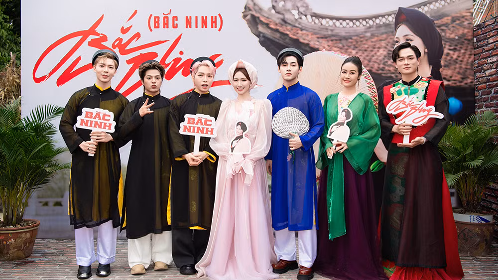 Các nghệ sĩ đến chúc mừng trong lễ ra mắt MV.