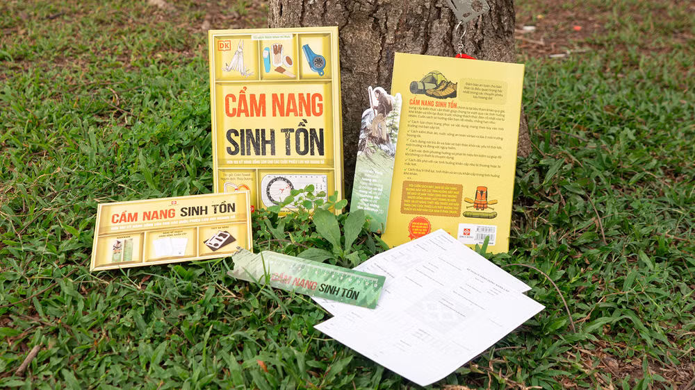 Bộ sách có kèm theo nhiều quà tặng.