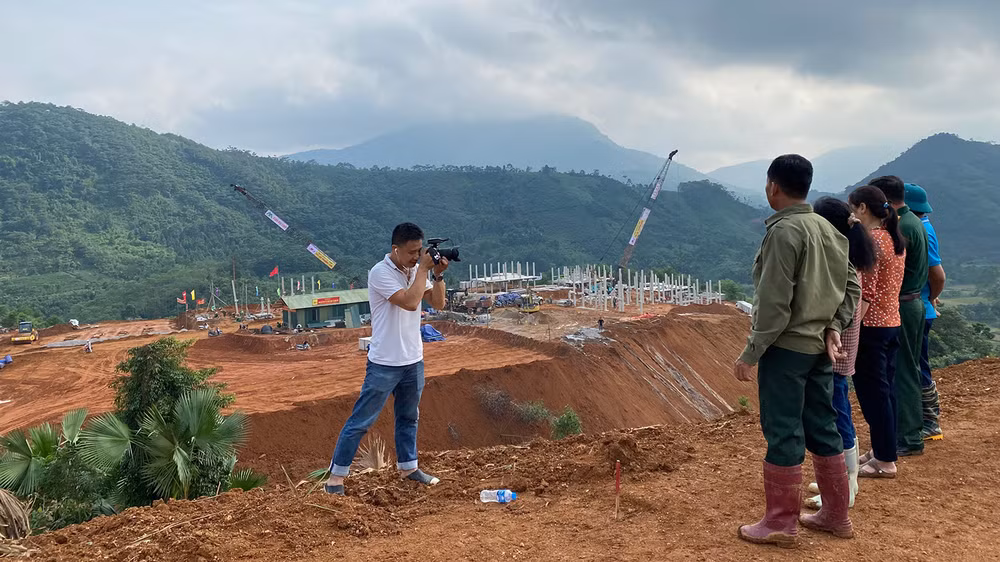 Ê-kíp thực hiện bộ phim tại làng Nủ.