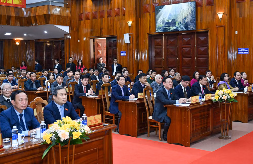 Chủ tịch Quốc hội Vương Đình Huệ cùng đoàn công tác nghe lãnh đạo tỉnh Quảng Bình báo cáo về công tác chuẩn bị Tết trên địa bàn.