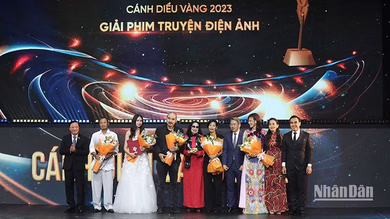 Đạo diễn Bùi Thạc Chuyên và đoàn làm phim nhận giải Cánh diều vàng Phim truyện điện ảnh xuất sắc nhất. (Ảnh: NAM NGUYỄN)