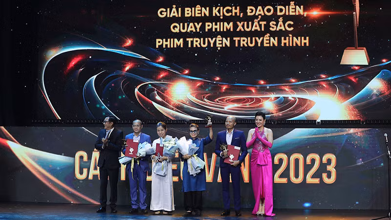 Các cá nhân giành giải Biên kịch, Đạo diễn xuất sắc nhất thể loại phim truyền hình.