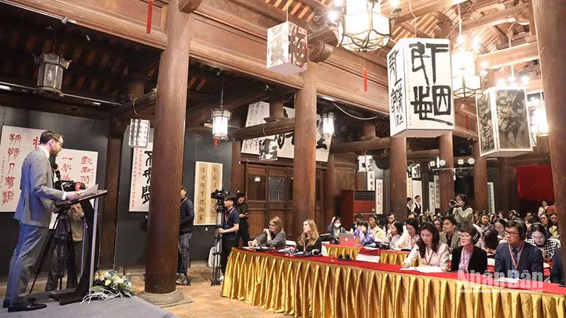 Hội thảo diễn ra tại không gian cổ kính của Khu di tích Văn Miếu - Quốc Tử Giám. (Ảnh: KHIẾU MINH)