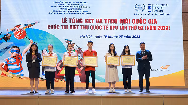 Các em học sinh giành giải ba của cuộc thi.