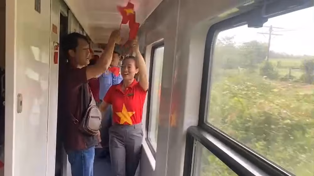 Du khách và nhân viên trên tàu hát bài "Như có Bác trong ngày vui đại thắng".