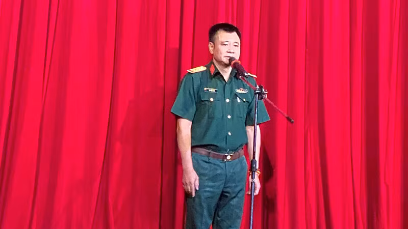 NSND Tự Long xúc động trong buổi lễ ra mắt vở kịch.