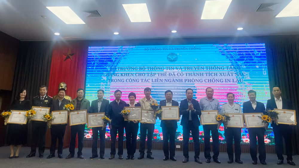 Bộ Thông tin Truyền thông trao bằng khen cho những địa phương, đơn vị có thành tích trong công tác liên ngành phòng, chống in lậu.