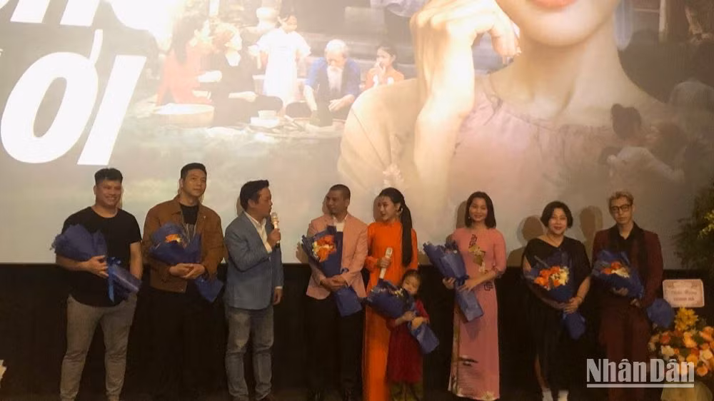 Ê-kíp thực hiện MV"Quê hương ơi".