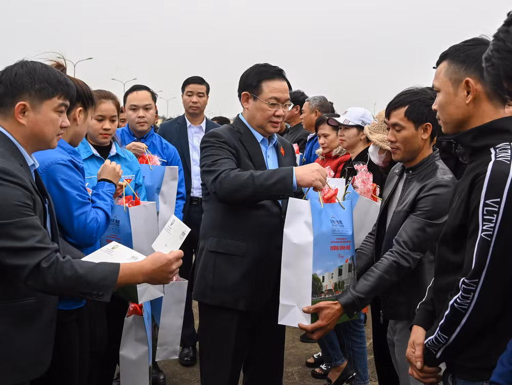 Chủ tịch Quốc hội Vương Đình Huệ tặng quà Tết cho các ngư dân.