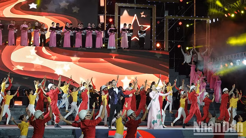 Tiết mục khai mạc chương trình. (Ảnh: BND)