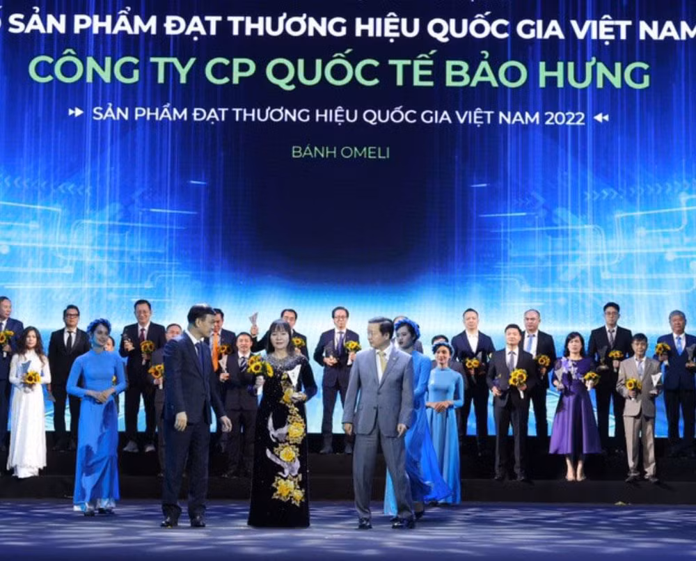 Bà Phan Thị Châm, Chủ tịch Hội đồng quản trị Công ty cổ phần Quốc tế Bảo Hưng (tỉnh Thái Bình) nhận biểu trưng vinh danh doanh nghiệp có sản phẩm đạt Thương hiệu quốc gia Việt Nam năm 2022.