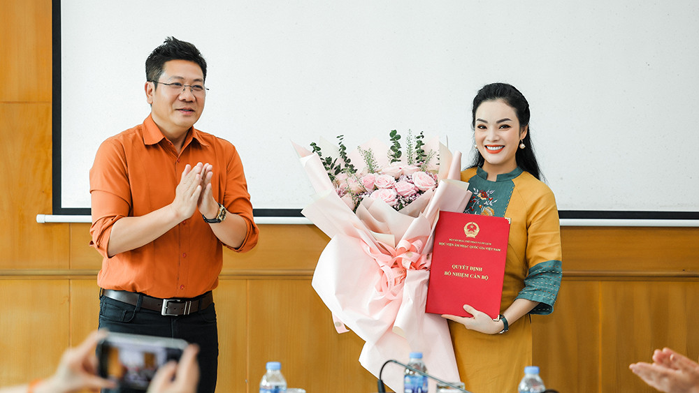 NSƯT Tân Nhàn nhận Quyết định bổ nhiệm từ NSND Quốc Hưng. (Ảnh: NS cung cấp)
