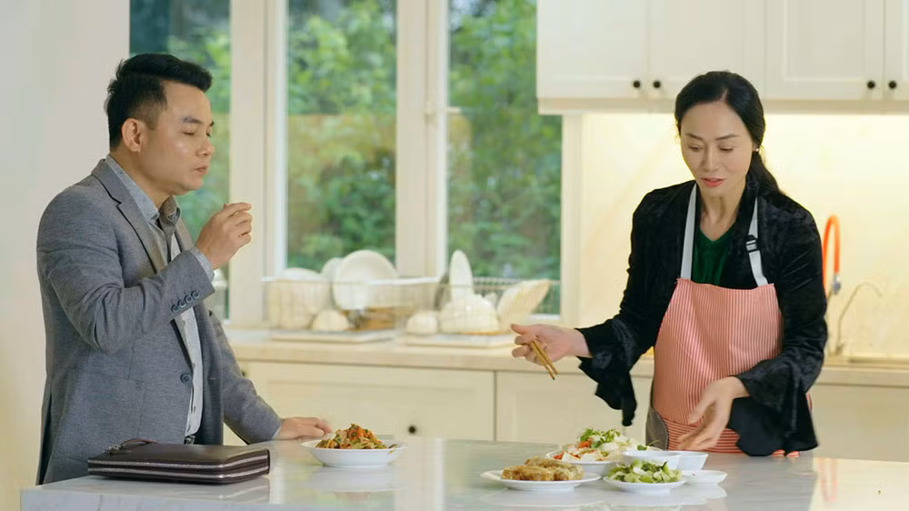 NSƯT Trịnh Mai Nguyên và nghệ sĩ Quách Thu Phương trong phim.