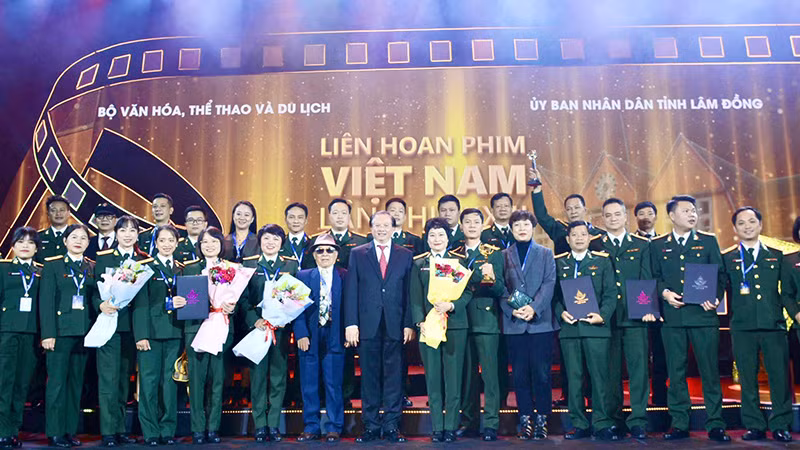 Các nghệ sĩ, nhà làm phim của Điện ảnh Quân đội nhân dân dự Liên hoan phim Việt Nam.