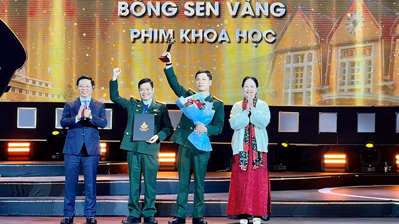 Giải Bông Sen Vàng cho phim khoa học “Nghiên cứu về Ứng dụng trong chữa cháy”. (Ảnh: ĐAQĐ)