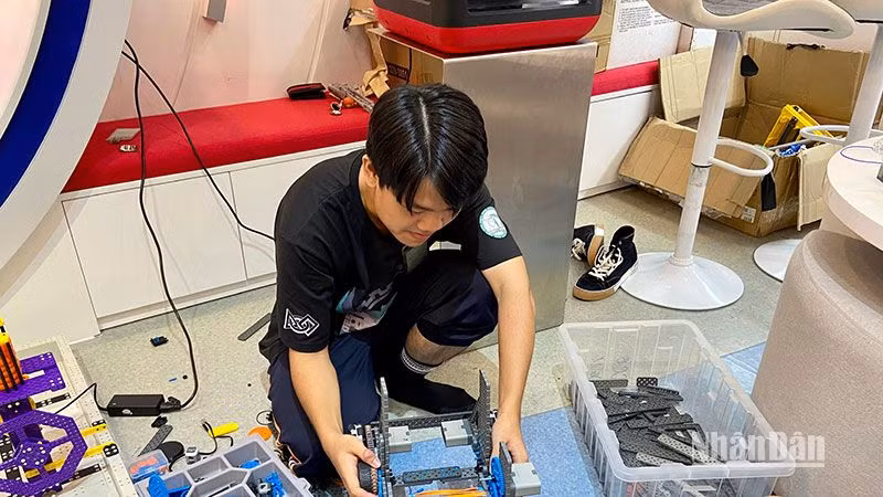 Học sinh thử sức lắp ráp các mô hình robot. (Ảnh: NHẬT QUANG)