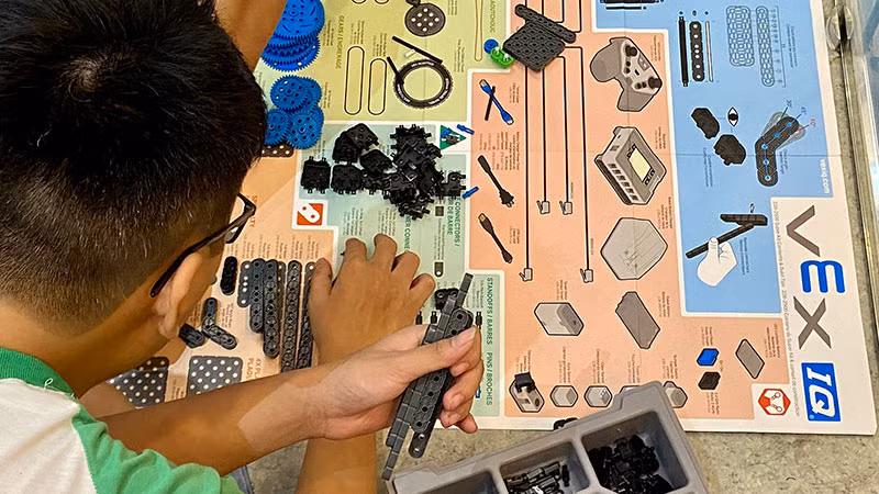 VEX IQ là mô hình robot được triển khai giảng dạy và thực hành trong trại hè năm nay. (Ảnh: NHẬT QUANG)