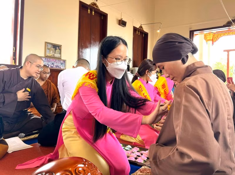 Nghi thức bông hồng cài áo trong lễ Vu Lan do kiều bào ta tổ chức tại Thái Lan. (Ảnh: NAM ĐÔNG)