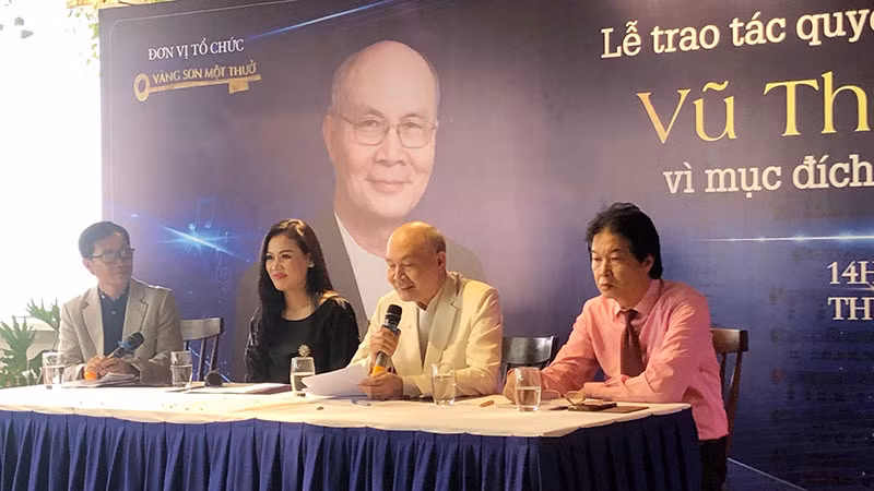 Nhạc sĩ Vũ Thành An đọc bức thư trao tác quyền di sản âm nhạc của mình với mục đích làm thiện nguyện.