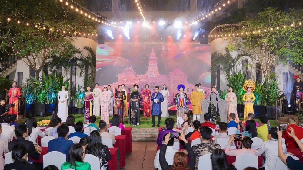 Mẫu áo dài của nhà thiết kế Đỗ Trịnh Hoài Nam góp phần trong Lễ hội Áo dài Thành phố Hồ Chí Minh. (Ảnh; Nhà thiết kế cung cấp)