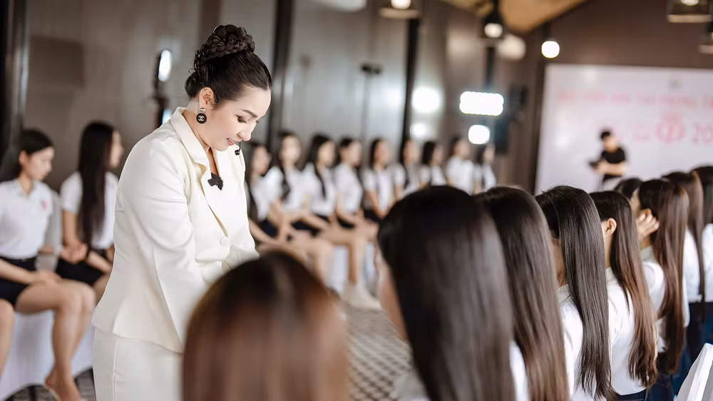 Với bà Châu Loan, sự lịch thiệp toát ra từ những cử chỉ rất nhỏ, phải qua quá trình rèn luyện lâu dài.