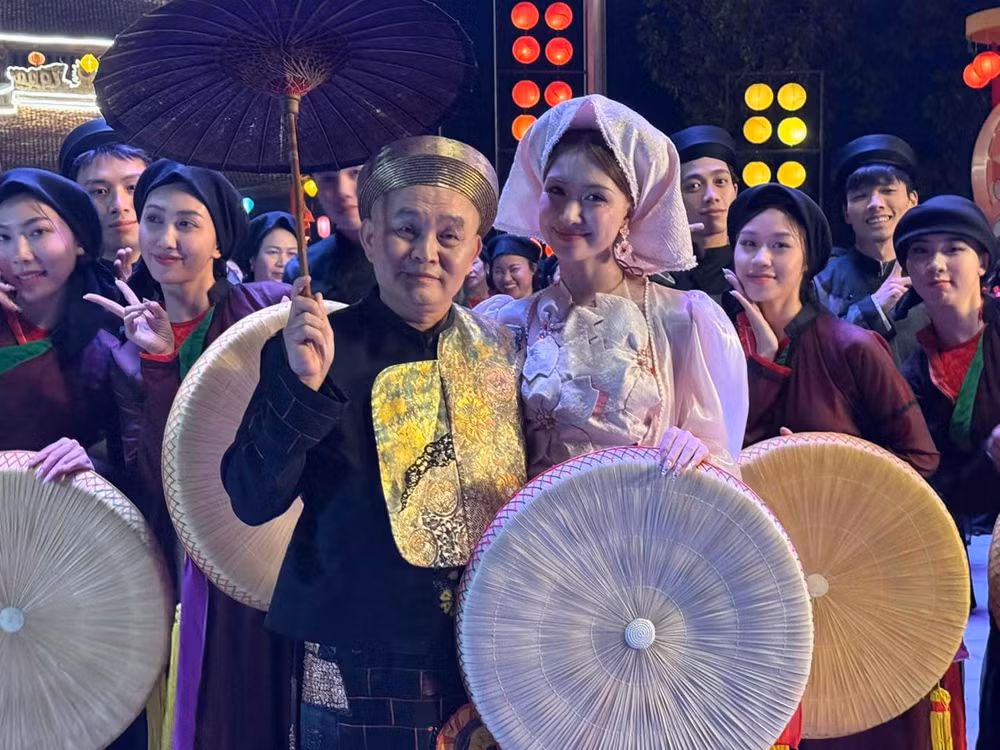 NSND Xuân Hinh và ca sĩ Hòa Minzy trong MV “Bắc Bling”. 