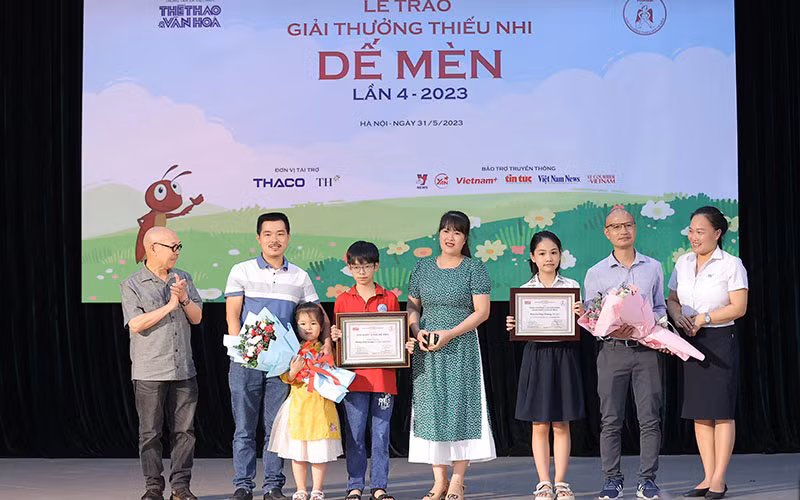 Ban tổ chức trao giải Khát vọng Dế Mèn cho Hoàng Nhật Quang và giải thưởng của Ban Giám khảo cho Đoàn Lữ Thụy Phương.