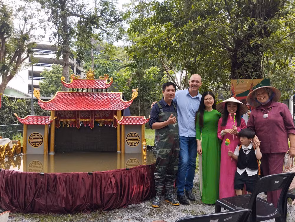 Nghệ sĩ Phan Thanh Liêm chụp ảnh lưu niệm cùng một gia đình Việt Nam - Brazil.