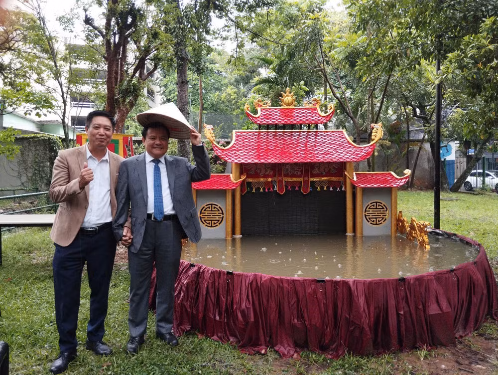 Trời mưa, nhưng khán giả vẫn nhiệt tình chờ đợi để chụp ảnh chung với nghệ sĩ.