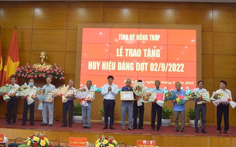 Bí thư Tỉnh ủy Đồng Tháp Lê Quốc Phong trao Huy hiệu đảng cho các đảng viên.
