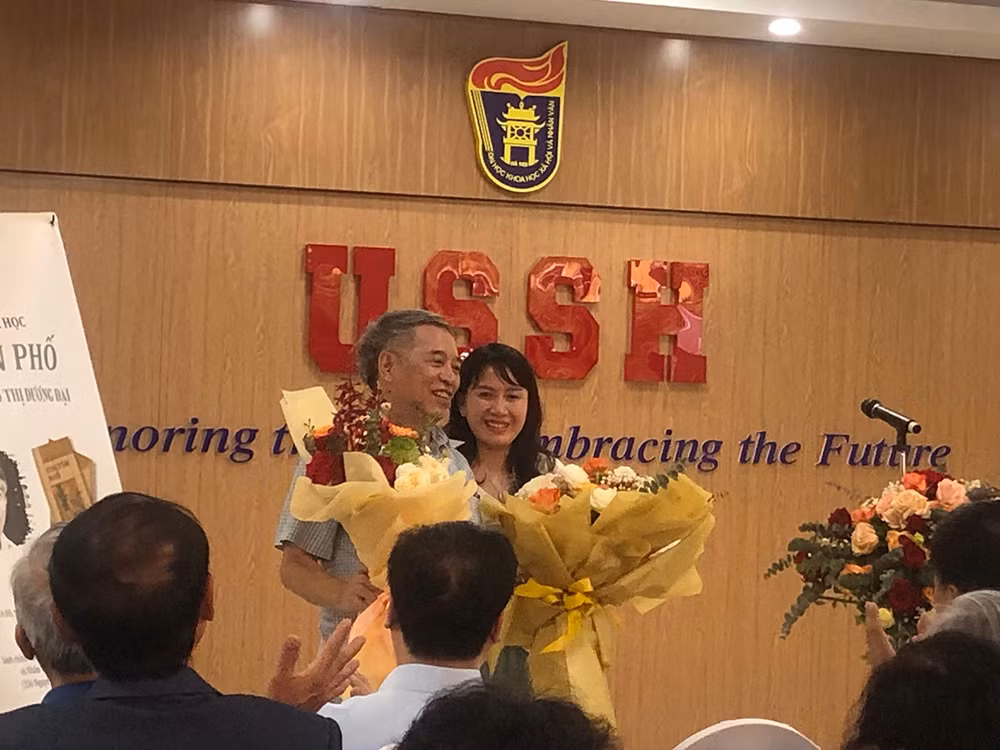 PGS, TS Phạm Quang Long nhận hoa chúc mừng của các thế hệ học trò trong buổi ra mắt sách.