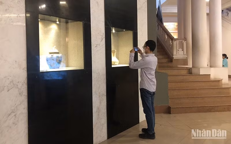 Một góc triển lãm "Gốm cổ Bát Tràng". (Ảnh: TUYẾT LOAN)