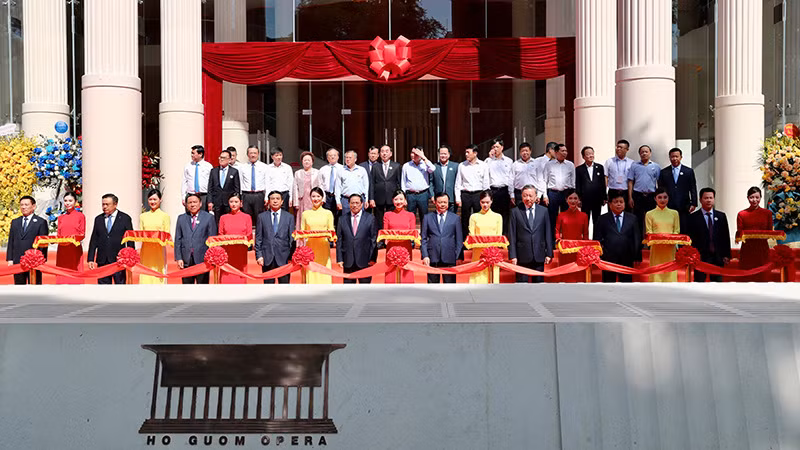 Các vị lãnh đạo Đảng, Nhà nước tại lễ cắt băng khánh thành Nhà hát. (Ảnh: NAM NGUYỄN)