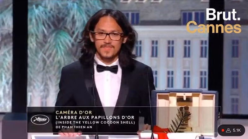 Phạm Thiên Ân phát biểu bằng tiếng Việt khi nhận giải. (Ảnh chụp từ clip của Brut.)