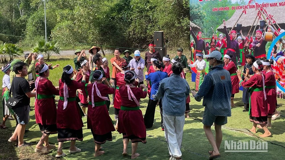 Dân ca dân vũ chào đón du khách tại Làng Văn hóa, Du lịch các dân tộc Việt Nam.