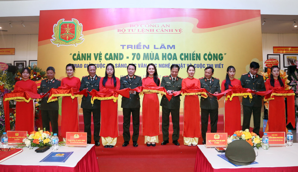 Lễ cắt băng khai mạc triển lãm. (Ảnh: Ban tổ chức cung cấp)